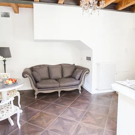 招待所 阿列西亚公寓 4*