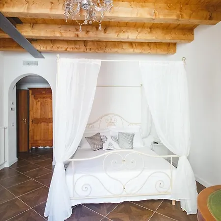 阿列西亚公寓 4*